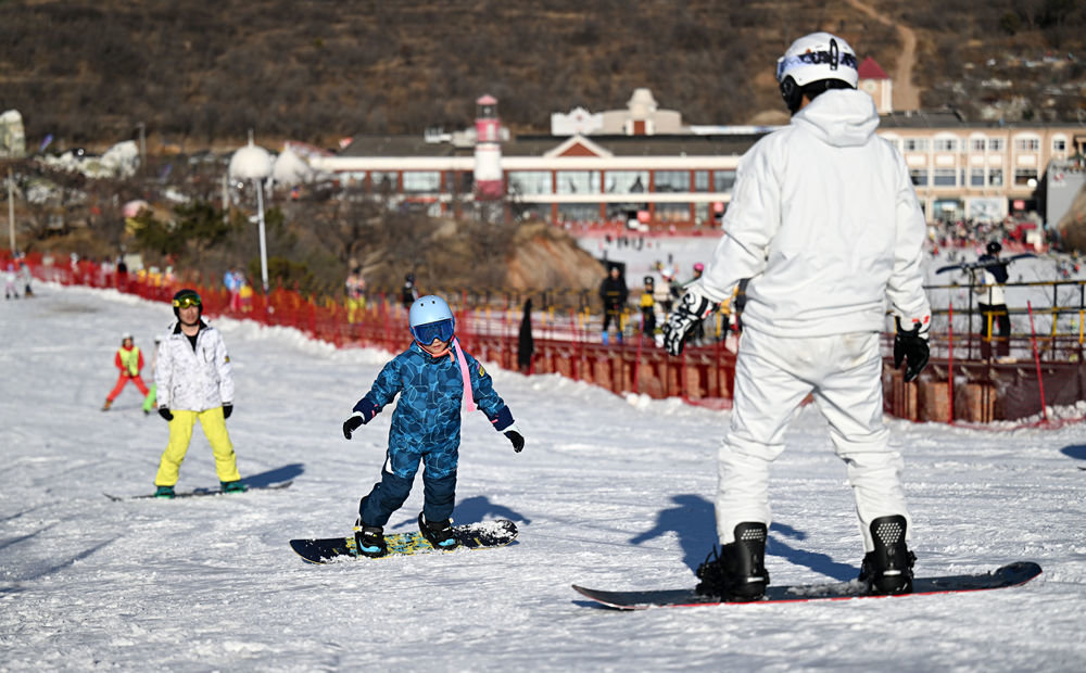 1月8日，游客在天津蓟洲国际滑雪场内体验冰雪乐趣。新华社记者 赵子硕 摄