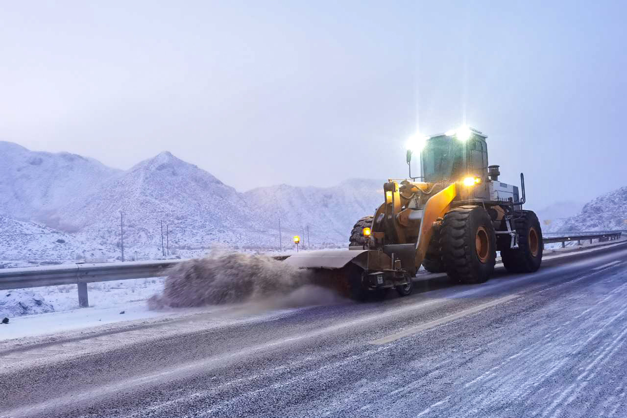 山丹公路段除雪机械在国道307线进行公路除雪防滑保畅作业