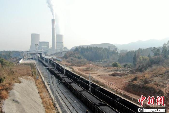 一列运煤列车抵达电厂。　中国铁路成都局集团提供