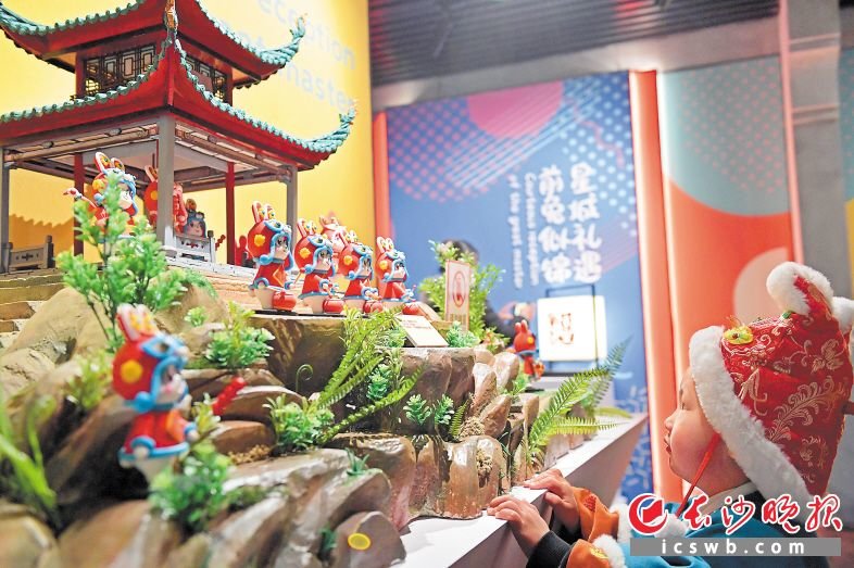 市民游客在长沙非遗馆参观非遗兔年文创产品展。 长沙晚报全媒体记者 王志伟 摄