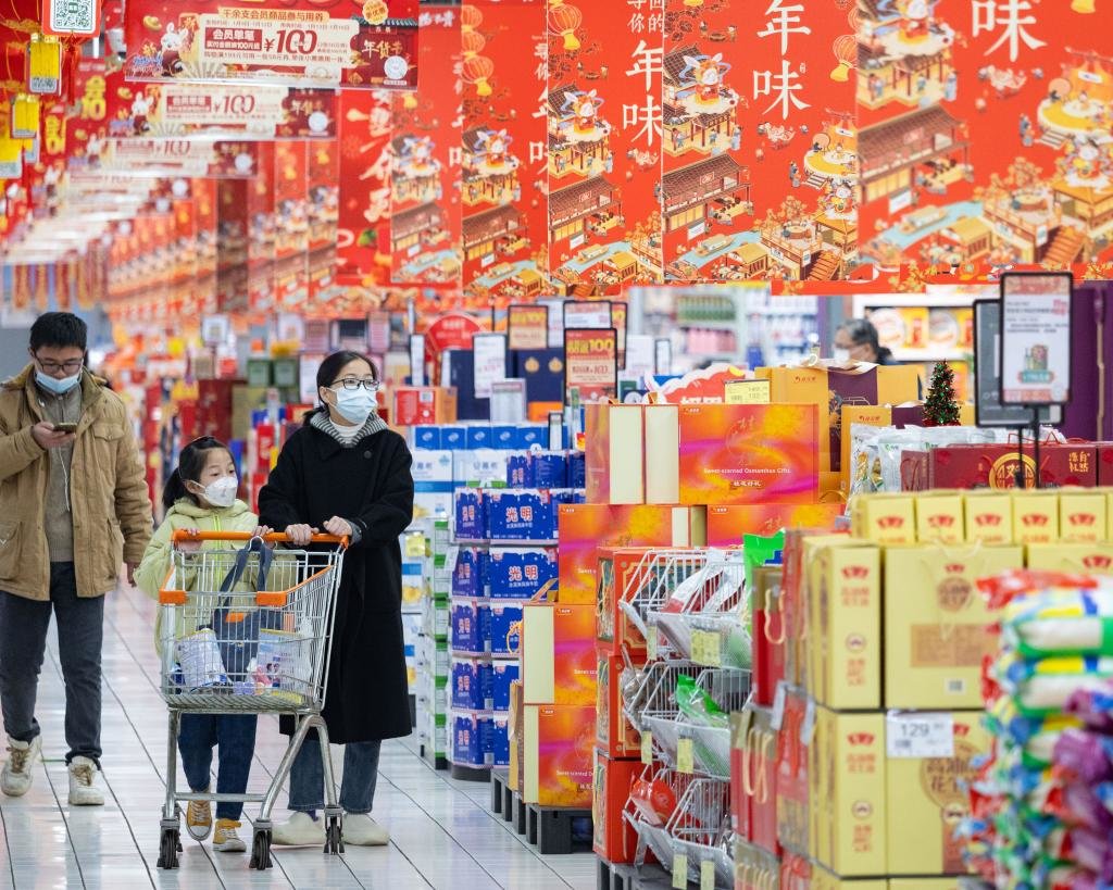 顾客在江苏省南京市一家超市选购商品。新华社发（苏阳 摄）