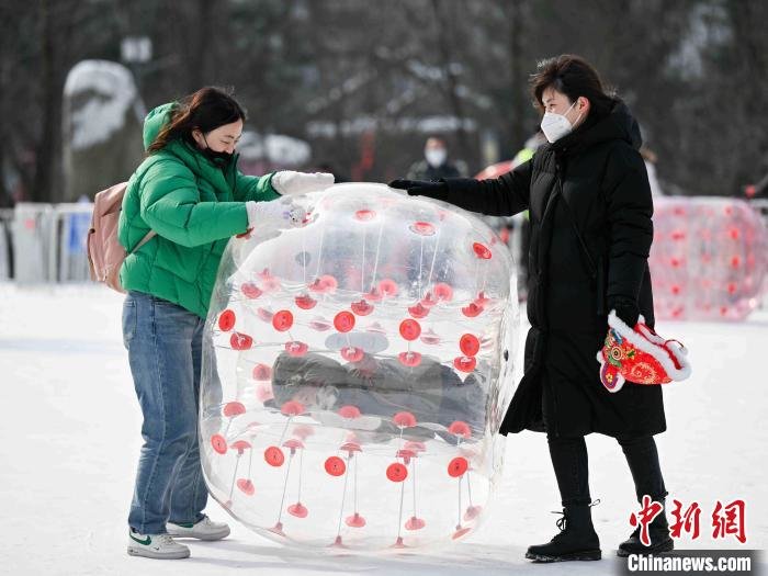 两位游客带着小朋友在滑雪场上玩耍。　西安翠华山景区供图