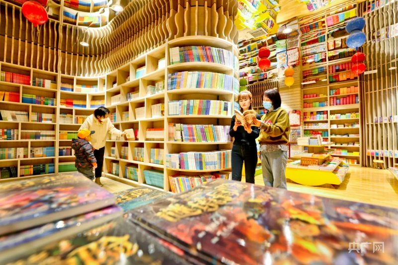 1月23日，甘肃省张掖市甘州区众多市民带着孩子走进书城读书。（央广网发 王将 摄）
