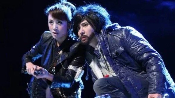 凤凰晚报|春晚启动所有应急预案,沈腾检讨;载人热气球爆炸坠落,多人送医