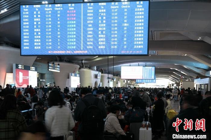 广州南站一层换乘区旅客有序候车。　黄惠萍 摄