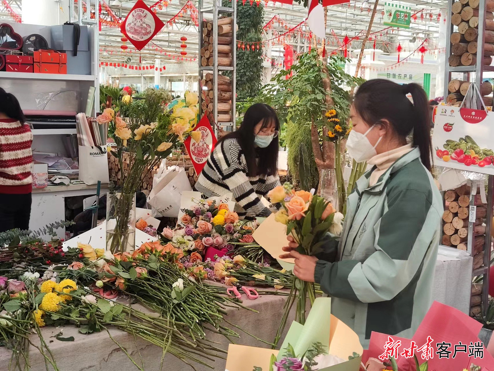 花艺师们正在为鲜花打包装