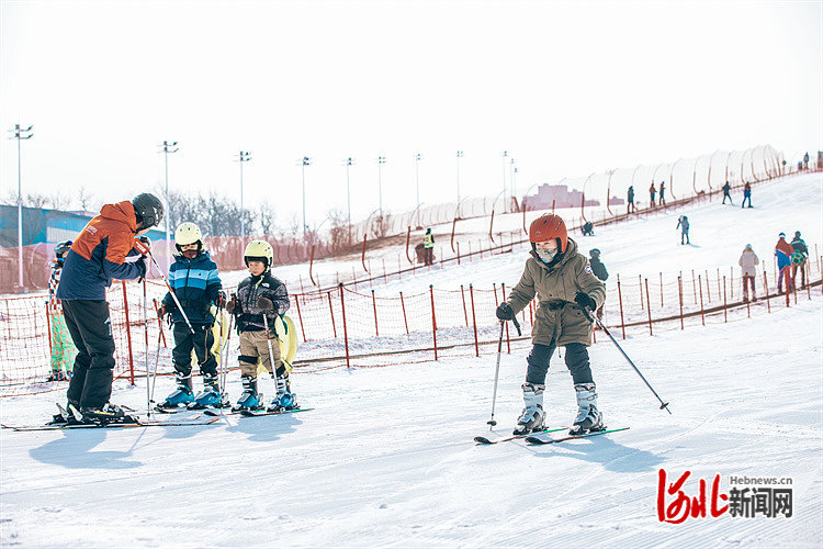 春节假期，市民和游客在唐山弯道山滑雪场体验冰雪运动的乐趣与激情。 唐山文旅集团供图