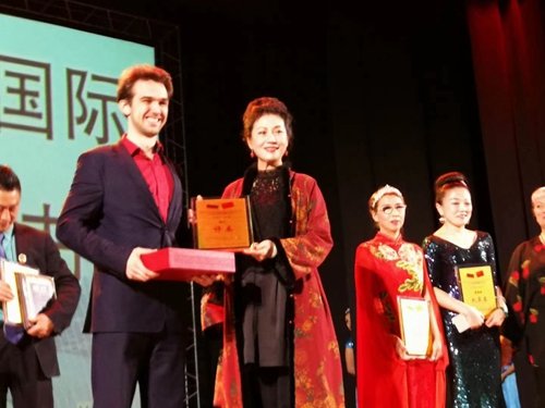 “冻龄”女神宋任，源于旗袍与灵性共万千风情