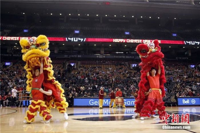 2018年2月，春节期间，美国职篮发展联盟球队在加拿大多伦多举行中国新年特别赛事。图为比赛间隙，场内表演舞狮。余瑞冬 摄