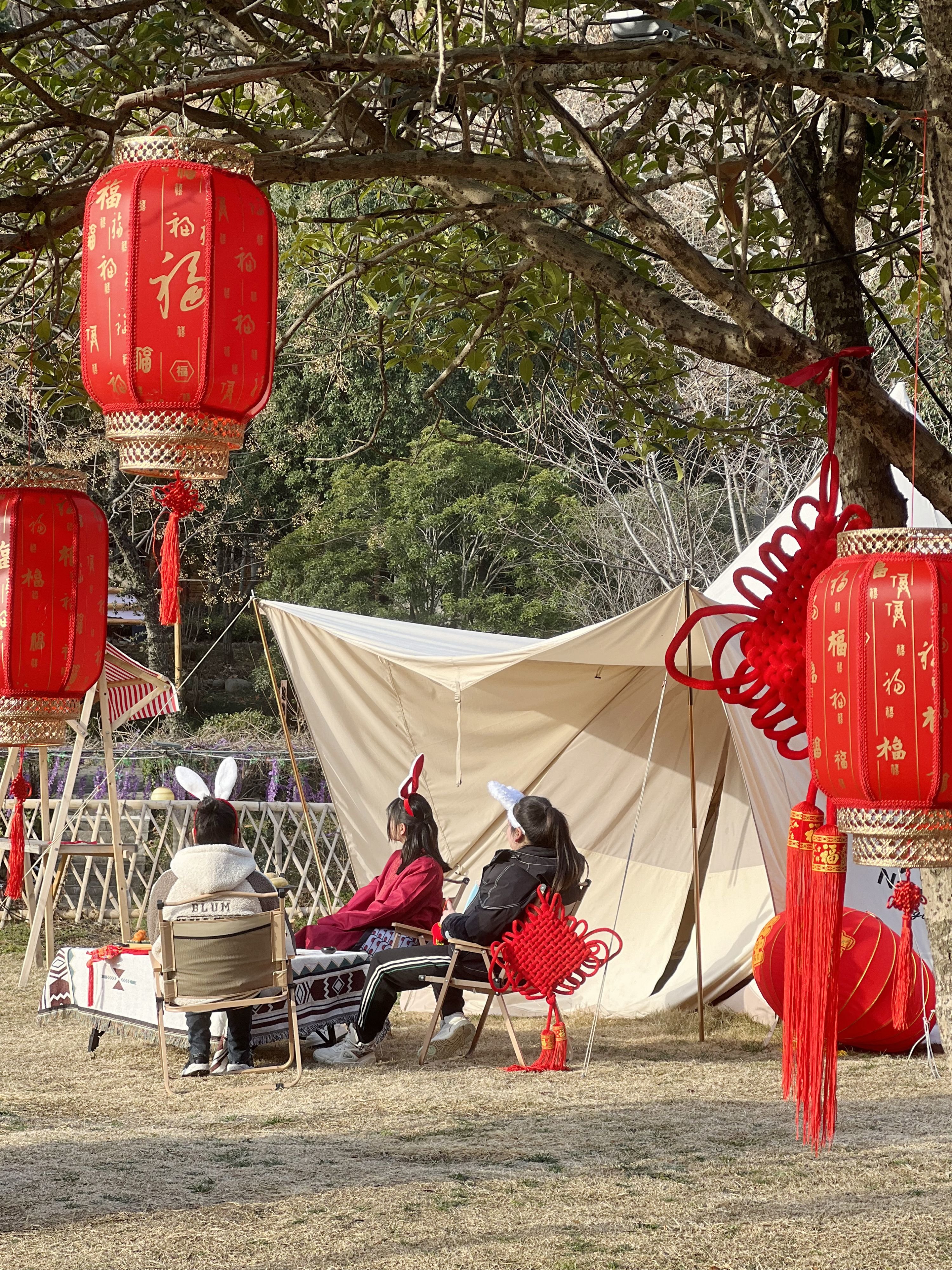 游客在木兰天池露营。通讯员贺丽娇 供图