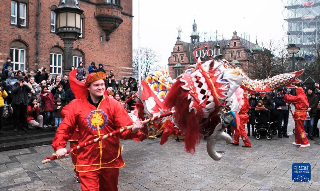 1月21日，人们在丹麦首都哥本哈根市政广场观看舞龙表演。新华社记者 林晶 摄