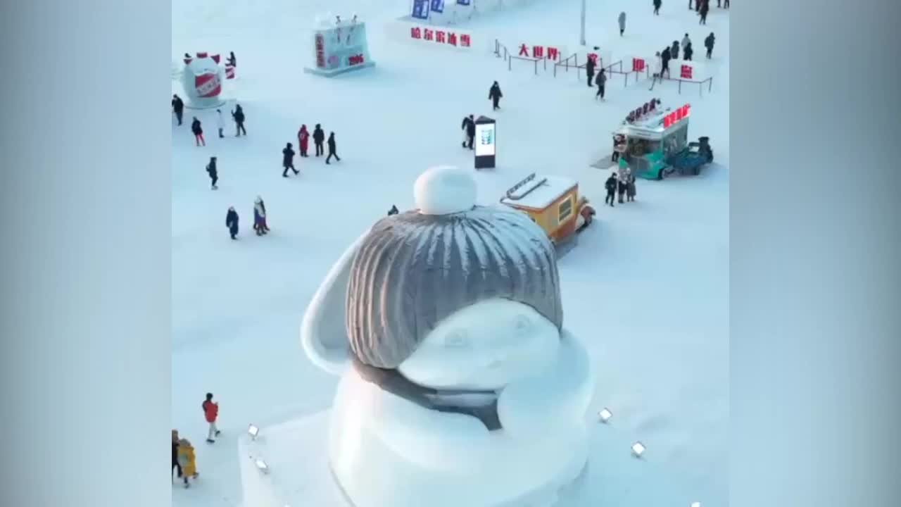 节日装！哈尔滨“大雪兔”换上了小红帽