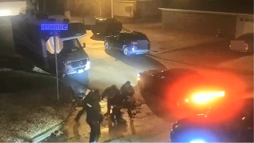 美国非裔男子被警员殴打致死现场视频公布，引发全美各地抗议