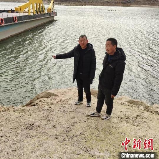 黄河三门峡段游客溺水:山西船员开橡皮艇拖着4名游客上岸