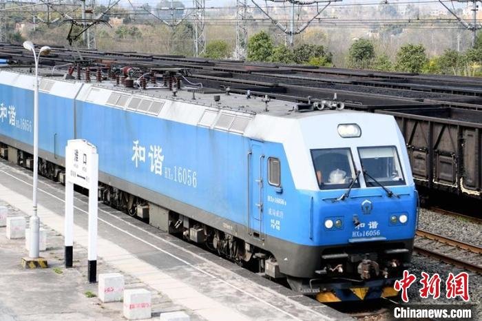 遂宁车务段淮口站运煤车进出繁忙。　中国铁路成都局集团提供