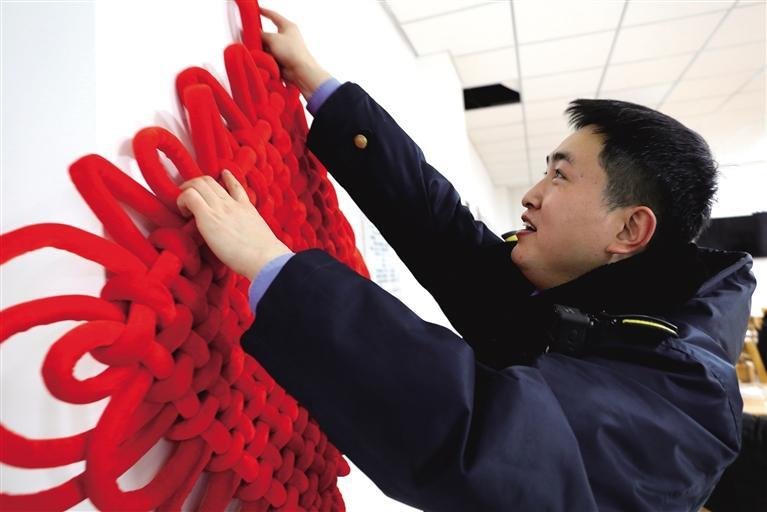 银兰高铁平川西站职工挂起中国结 何怡璇 摄