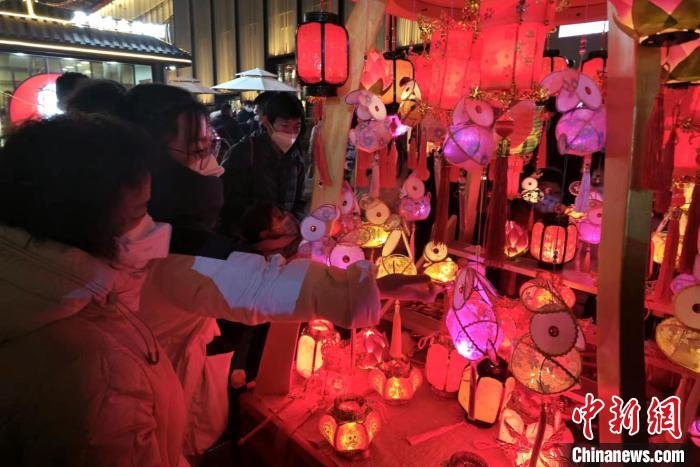 图为民众购买花灯。　梅镱泷 摄