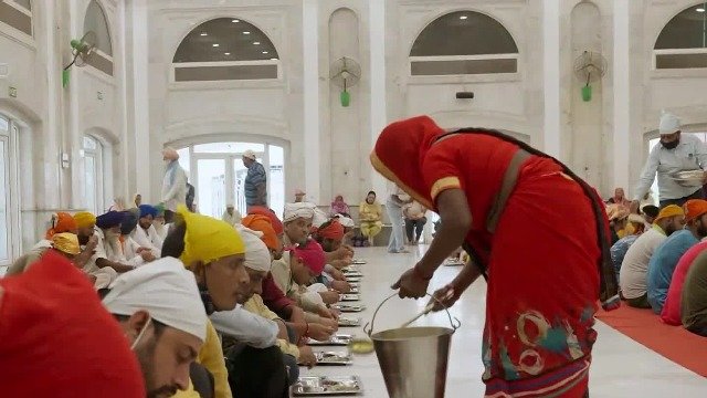 印度慈善厨房面向所有人提供24小时免费食物，除主食外竟还有甜点？