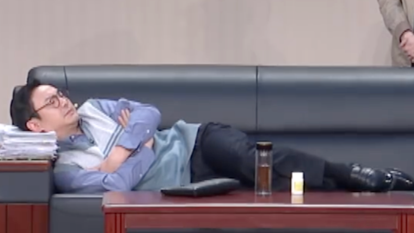 凤凰晚报|春晚启动所有应急预案,沈腾检讨;载人热气球爆炸坠落,多人送医