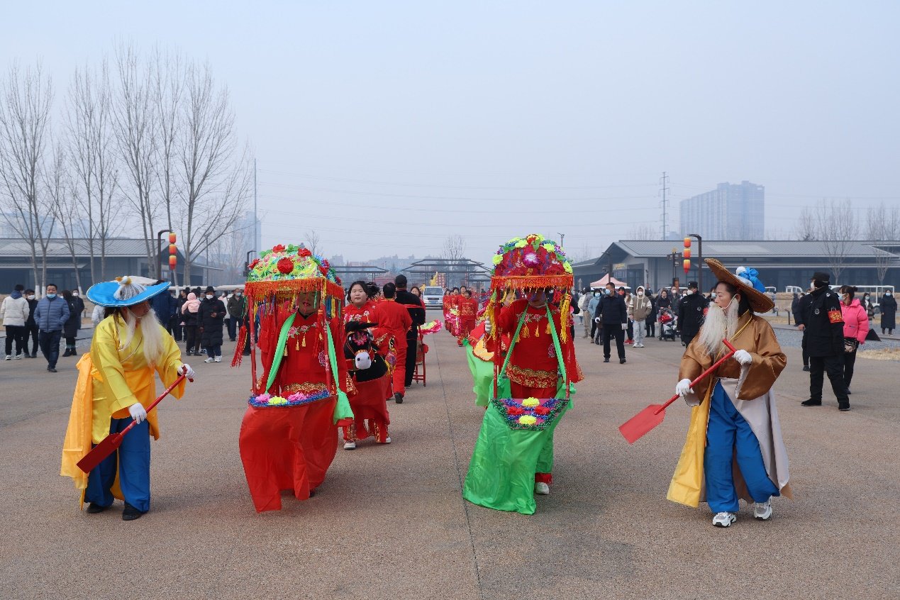 社火表演跑旱船