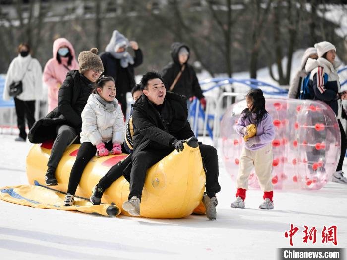 游客体验冰雪运动。　西安翠华山景区供图