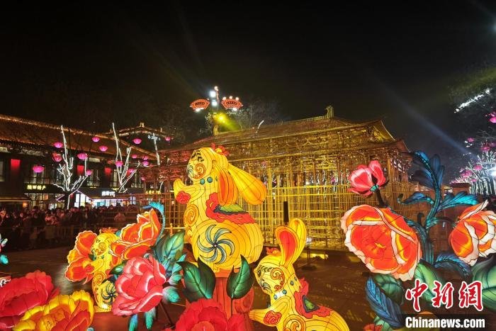 图为西安大唐不夜城兔年花灯。　梅镱泷 摄