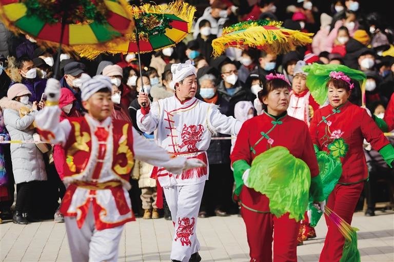 隍庙里热闹非凡、年味十足 马军 摄