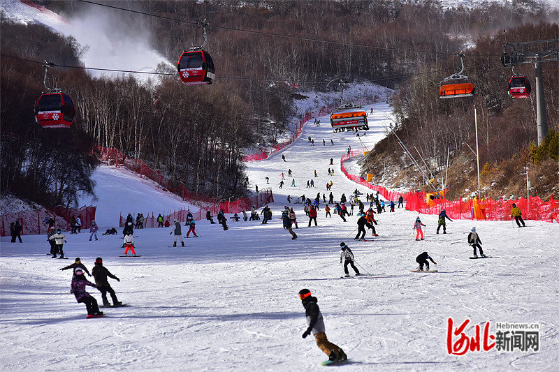 1月17日，滑雪爱好者在崇礼云顶滑雪场享受冰雪运动激情。河北日报通讯员张帅帅摄