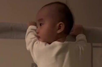 李亚鹏晒二胎儿子视频 宝宝正脸曝光更像妈妈