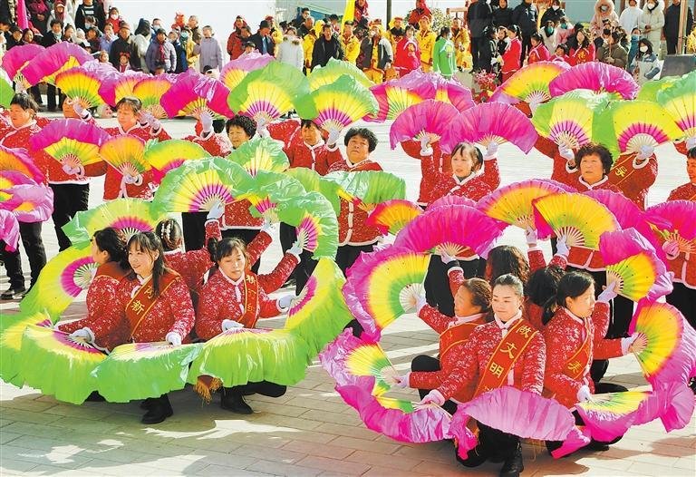 1月23日，礼县大堡子山西汉水河畔的永兴镇文家村举办以“欢乐过大年 迈向新征程”为主题的社火表演。新甘肃&middot;甘肃日报通讯员 薛小平