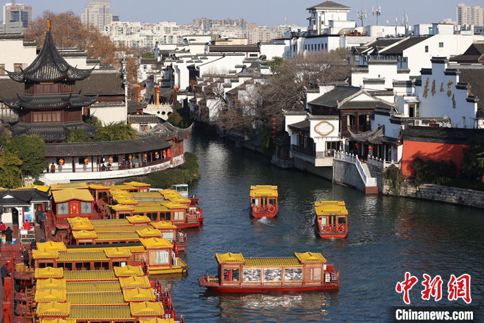 1月27日，江苏南京，游客乘坐游船在秦淮河上游览。　 中新社记者 泱波 摄