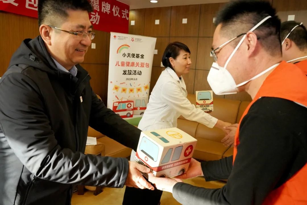 中国红十字基金会联合北京儿童医院为血液病患儿发放儿童健康关爱包