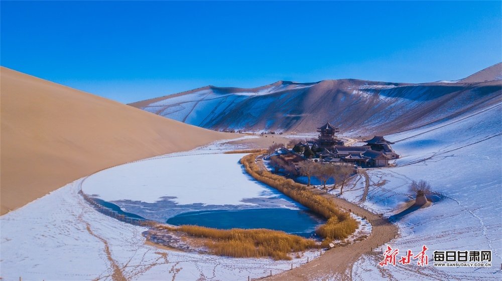 敦煌鸣沙山月牙泉景区大漠雪景