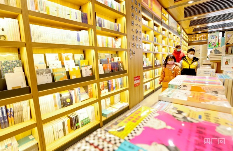 1月23日，甘肃张掖许多市民带着孩子走进书城读书、选书。（央广网发 王将 摄）
