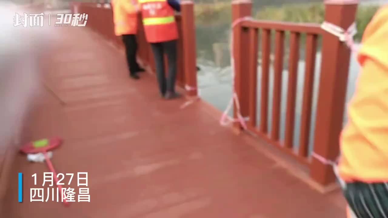 30秒｜七旬老人不慎落水 六名环卫工人用竹竿成功施救