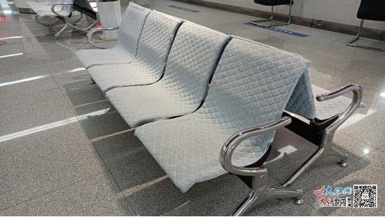 宜春市市民服务中心，铁质座椅铺上了温暖的棉质坐垫，干净整洁