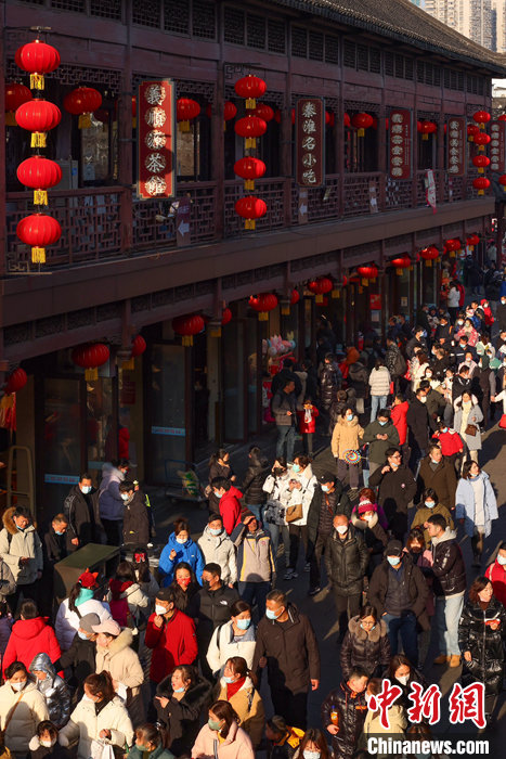 1月27日，江苏南京，游客在夫子庙景区内游玩。 中新社记者 泱波 摄