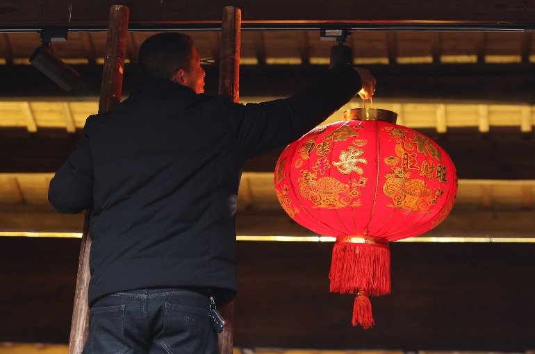 江西东乡：火红灯笼迎新春
