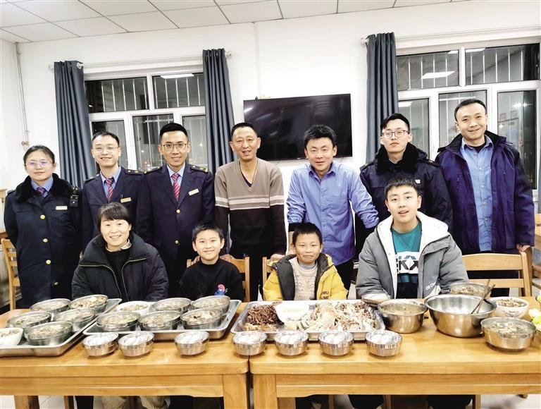 车站里的年夜饭其乐融融