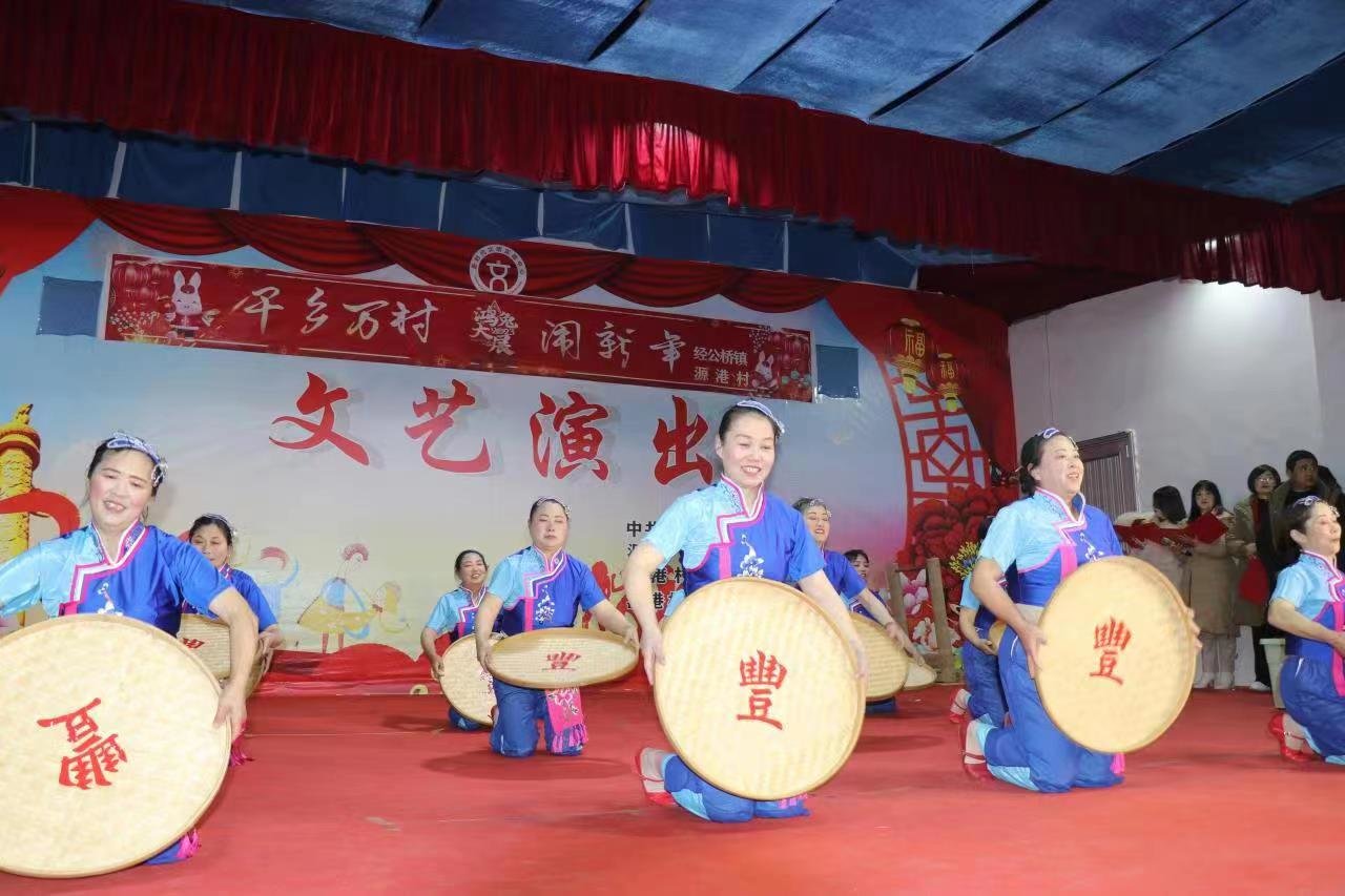 景德镇浮梁县源港村：舞龙灯、演村晚闹新年