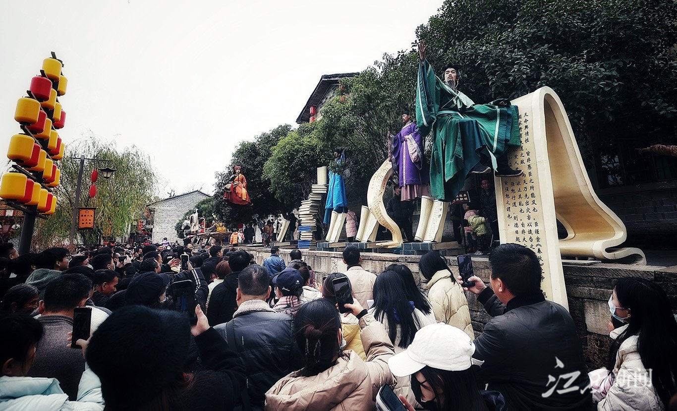 ▲实景互动体验剧《流芳》上演，游客沉浸其中。