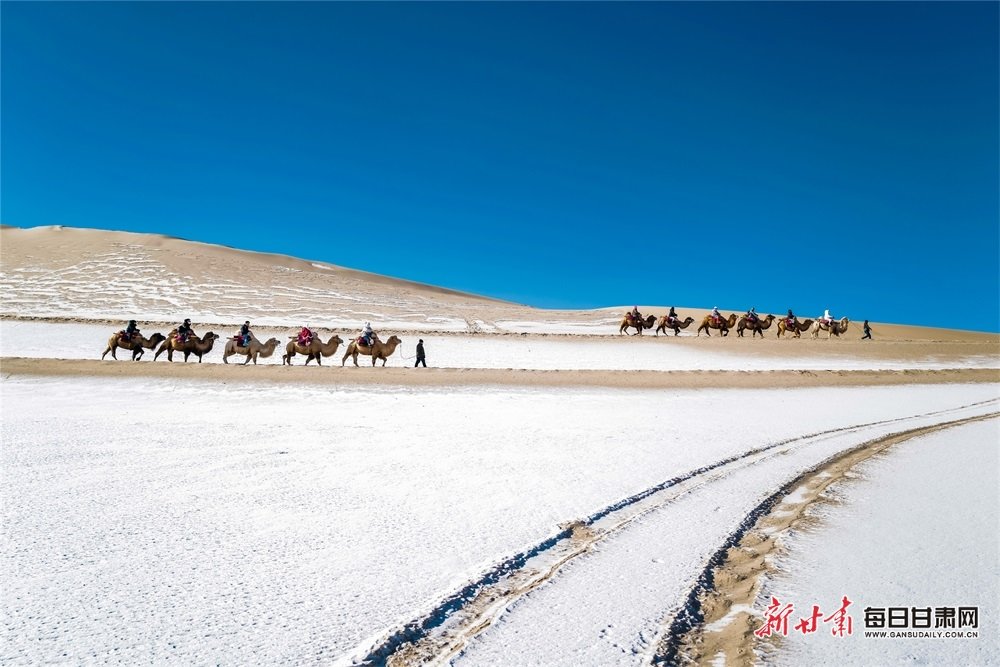 大漠山川披银装 鸣沙山月牙泉雪景分外美