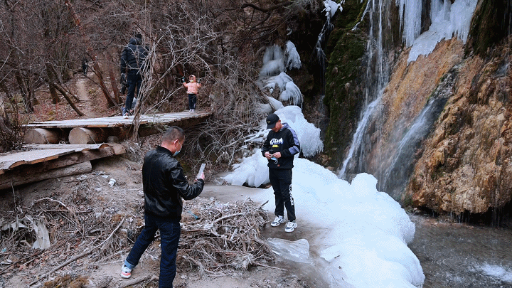 冬季撒欢甘肃 怎么能少了这儿的“水帘洞”