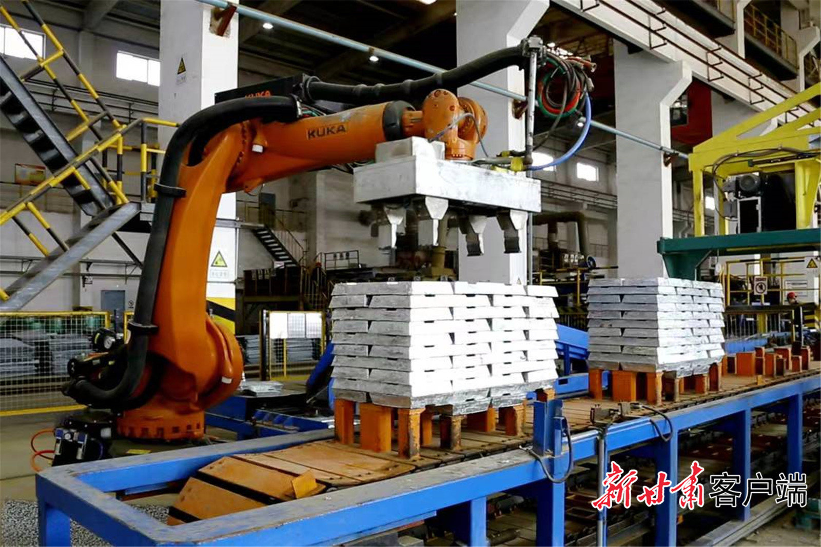 白银有色集团以“三化”改造为抓手，不断提升传统产业上档升级，全力打造智能生产。