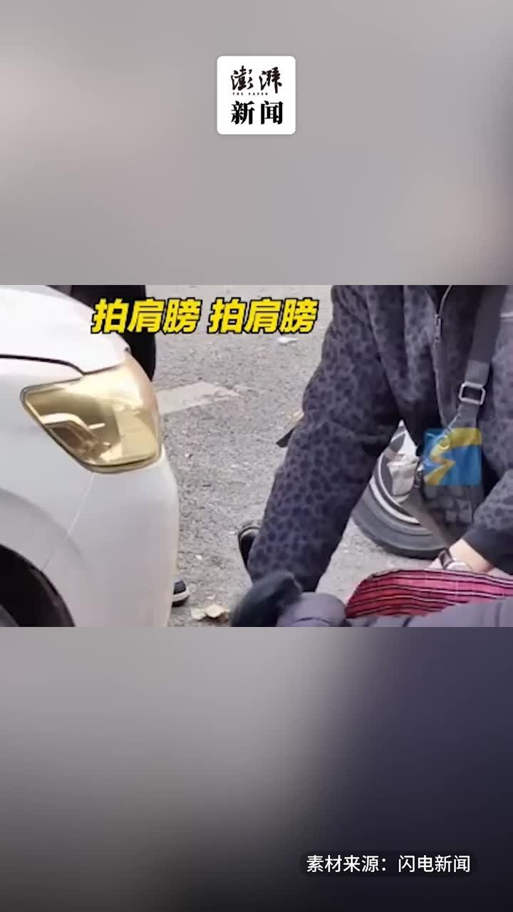 女子突发疾病倒地，退伍小伙和热心大姐联手救助