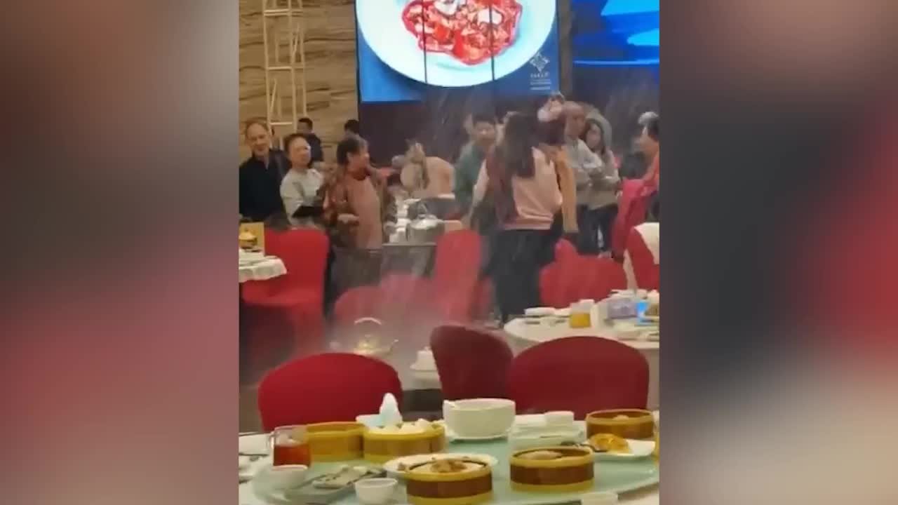 酒楼大厅突现“室内瀑布”，七八桌食客目睹食材作废