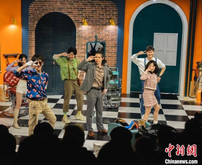 沉浸式互动喜剧《疯狂理发店》。　唐小晴 摄