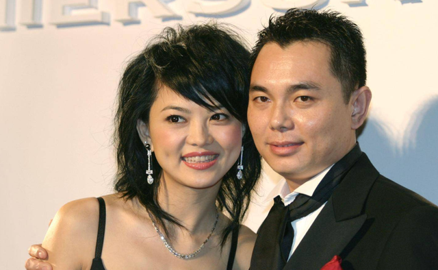 · 李湘在公开活动中佩戴恒信钻石。