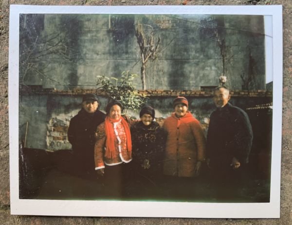 五位老人的大合照。董锦婷拍摄