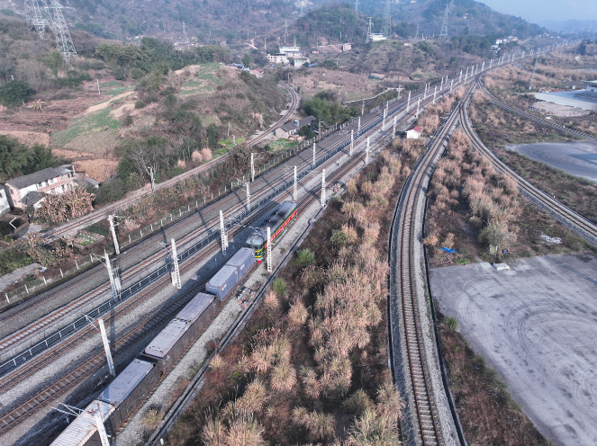 西部陆海新通道江津班列泰国进口纸浆专列正在进入小南垭铁路物流中心